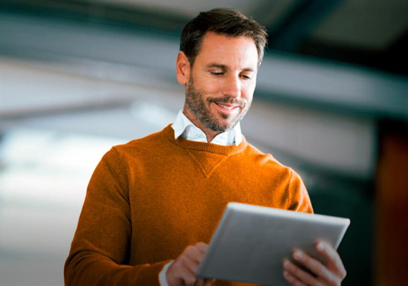 BPI Rendimento 5 anos - outubro 2030. Senhor de pé a pesquisar num tablet.