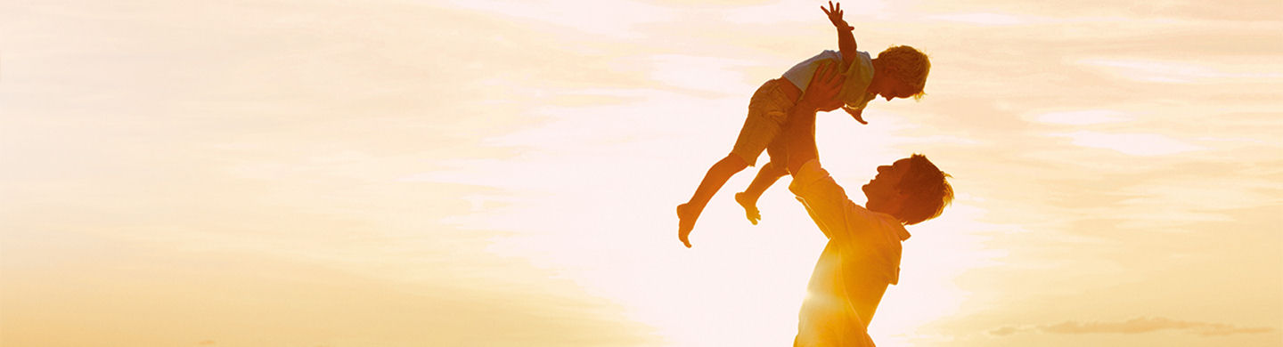 Pai com menino ao colo - viva o presente, proteja a sua família.