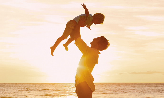 Pai com menino ao colo - viva o presente, proteja a sua família.