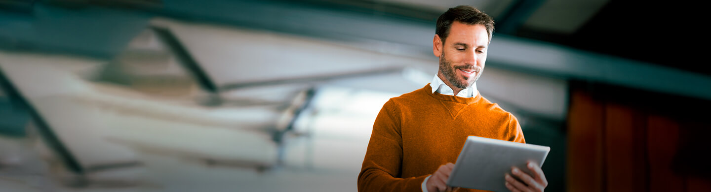 BPI Rendimento 5 anos - outubro 2030. Senhor de pé a pesquisar num tablet.