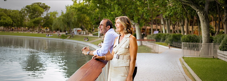 BPI Rendimento 2032 PPR. Casal num parque urbano a contemplar um lago.