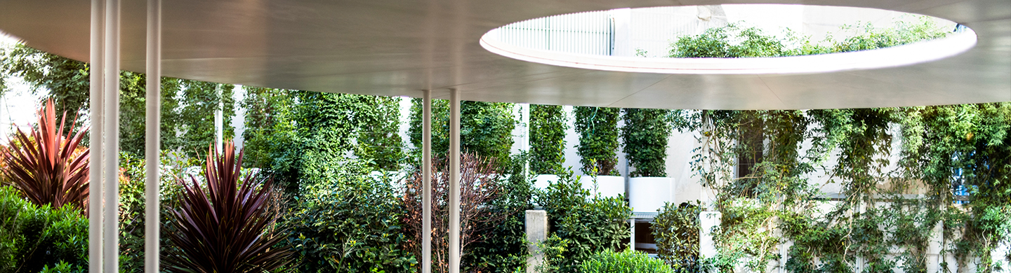Edifício do Banco BPI Casal Ribeiro num espaço verde que representa a sustentabilidade.