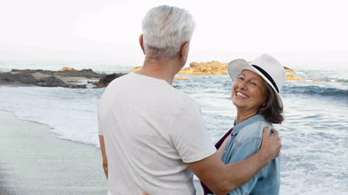 Casal na praia a pensar no seu Fundo de Pensões Aberto BPI Garantia da BPI Vida e Pensões.