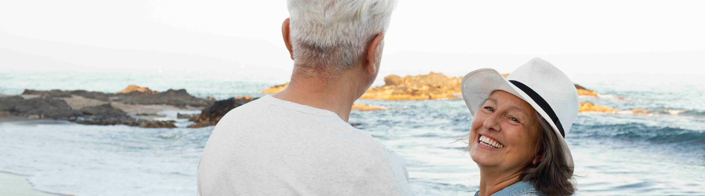 Casal na praia a pensar no seu Fundo de Pensões Aberto BPI Garantia.
