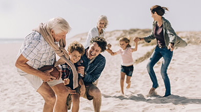 Familia na praia a brincar. BPI Valor Futuro da BPI Vida e Pensões.