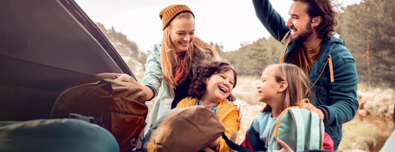 Seguro BPI Vida Familiar-oferta decathlon_familia a sair do carro com mochilas