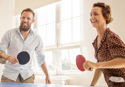 BPI Vida Negócios - homem e mulher a jogar ténis de mesa