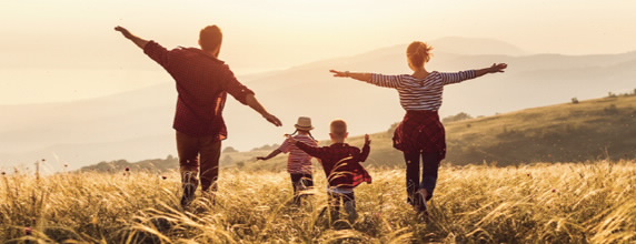 BPI Mais Vida - familia no campo ao pôr do sol