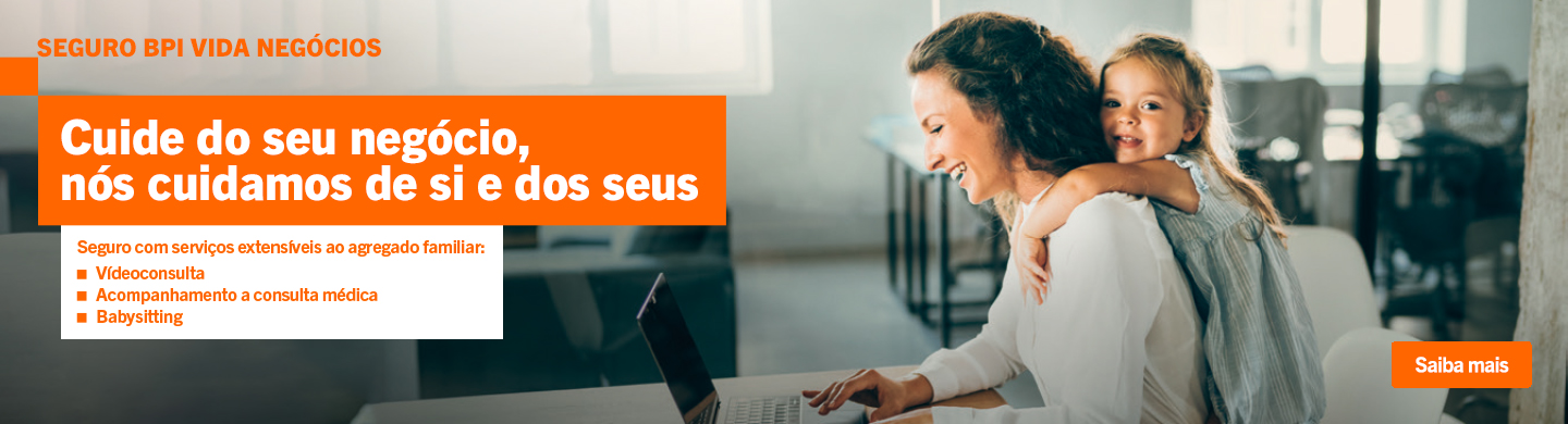 Info: Mãe ao computador com filha às cavalitas. Representa a proteção do Seguro Vida Negócios com a oferta de um voucher odisseias.